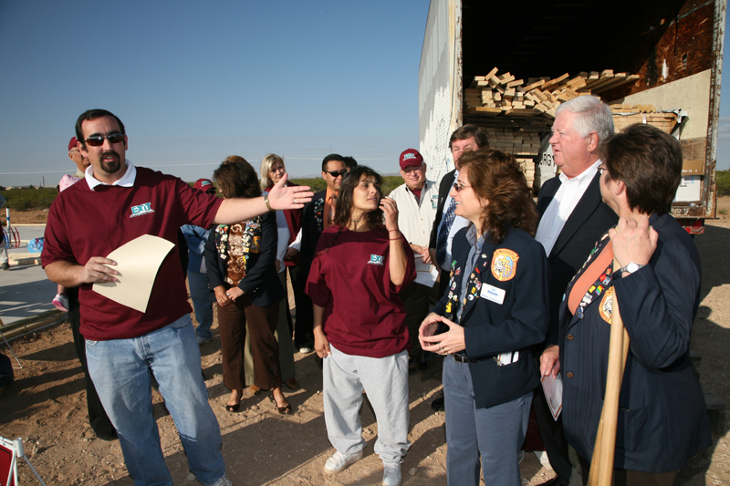 EXIT Realty  amp  Habitat For Humanity 2008 10 27 7864