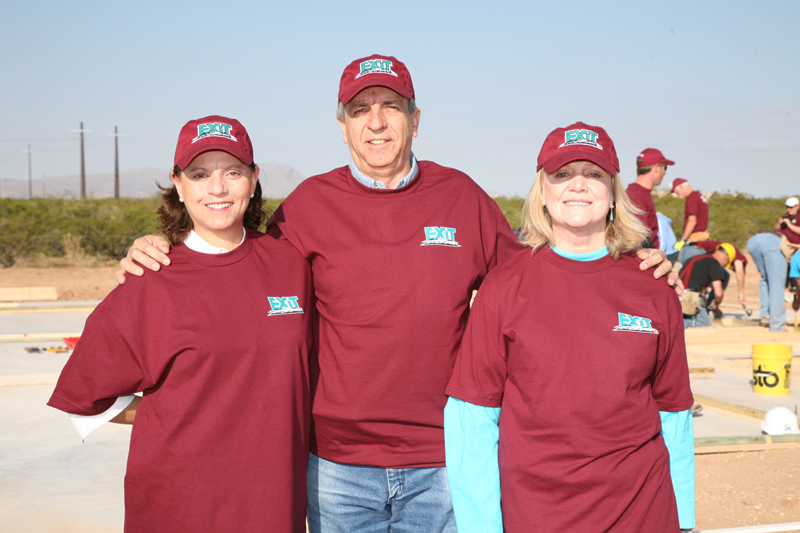 EXIT Realty  amp  Habitat For Humanity 2008 10 27 7914