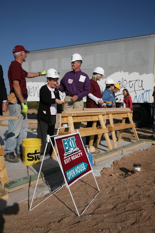 EXIT Realty  amp  Habitat For Humanity 2008 10 27 7894