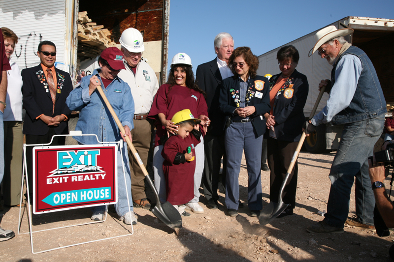 EXIT Realty  amp  Habitat For Humanity 2008 10 27 7881