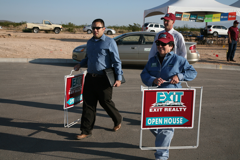 EXIT Realty  amp  Habitat For Humanity 2008 10 27 7825