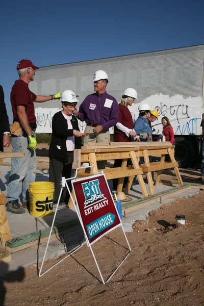 EXIT Realty  amp  Habitat For Humanity 2008 10 27 7894
